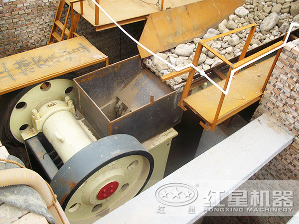 顎式破碎機作業(yè)