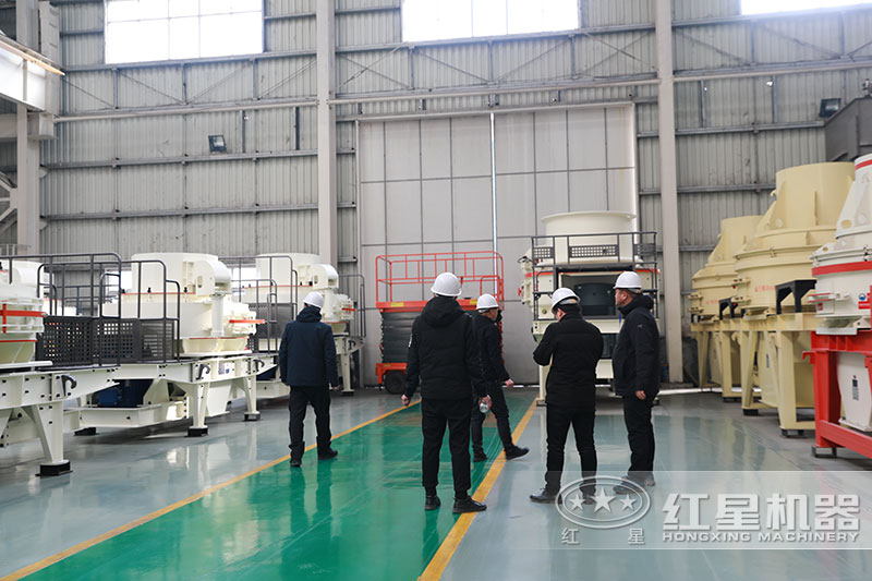 客戶來廠考察制沙機(jī)
