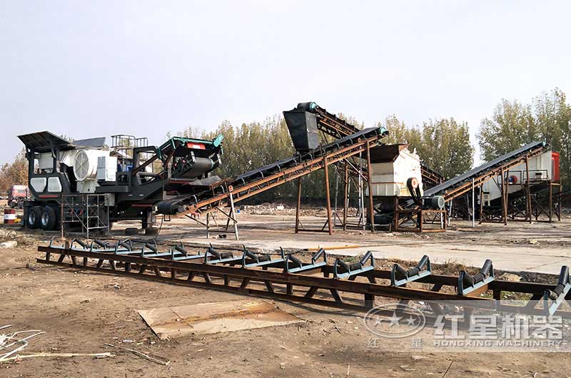 移動顎式破碎機作業(yè)現(xiàn)場