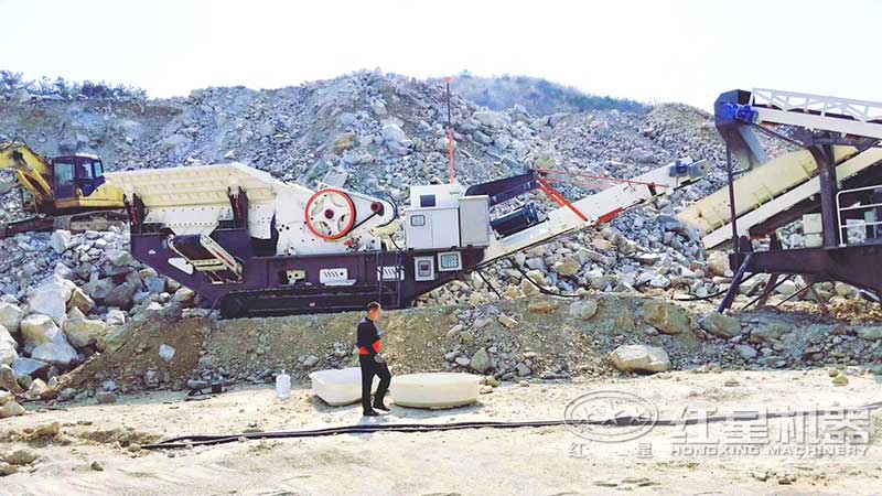 山東履帶式移動顎式破碎機作業(yè)現(xiàn)場