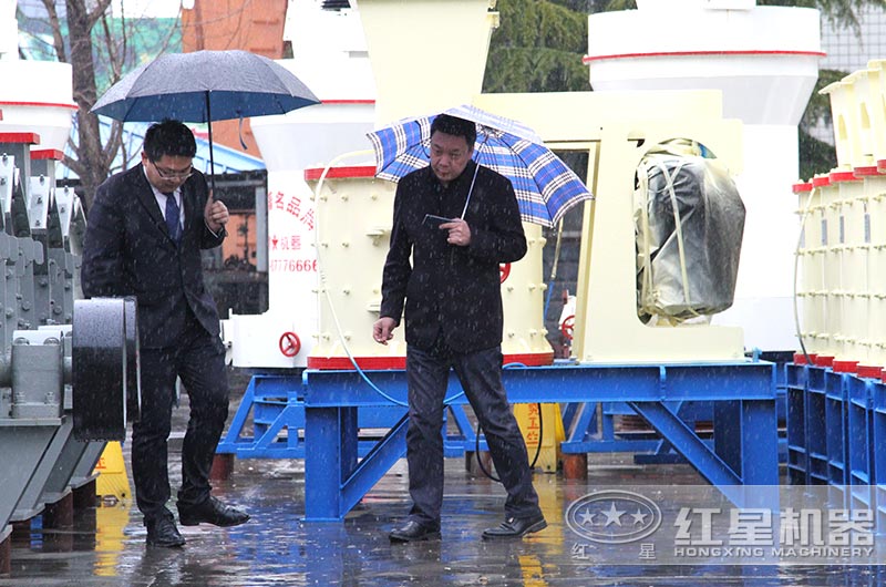 客戶來廠考察小型碎沙機(jī)